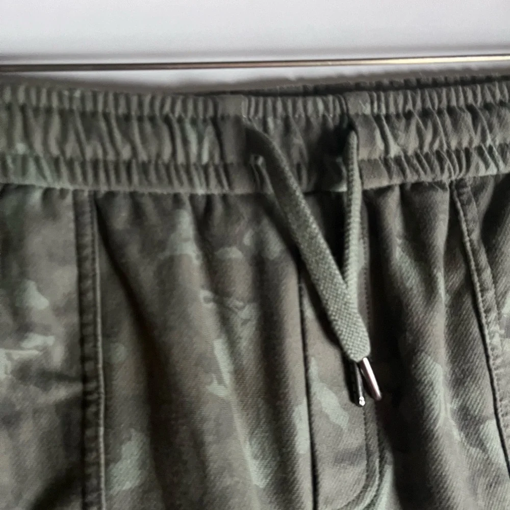 Athleta Farallon Bermuda Shorts Size 6 Stratum Camo Green Casual Travel - Picture 2 of 7